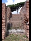 01283 ostia - regio ii - insula i - caserma dei vigili (ii,v,1-2) - raum 13 - treppe - nordseiteseite - 09-20222.jpg